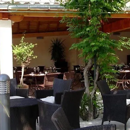 Logis Auberge Cote Jardin 3*